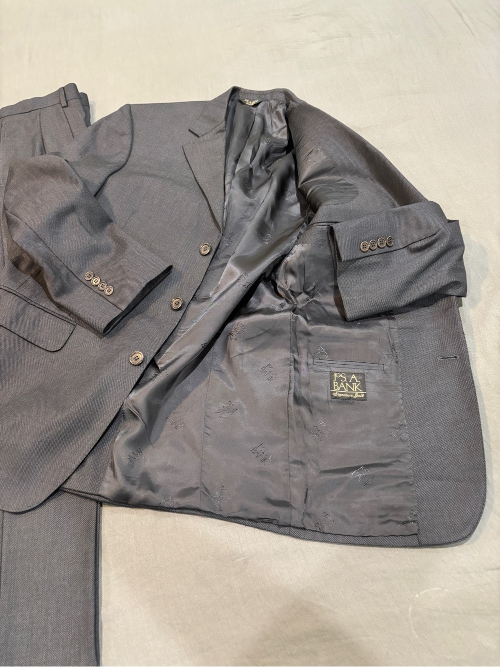 Jos. A. Bank Men's 42R Charcoal Gray Suit - Picture 2 of 14